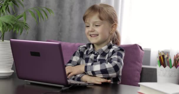 Dijital dizüstü bilgisayar kullanarak online dersler öğrenen bir kız. Uzaklık eğitimi — Stok video