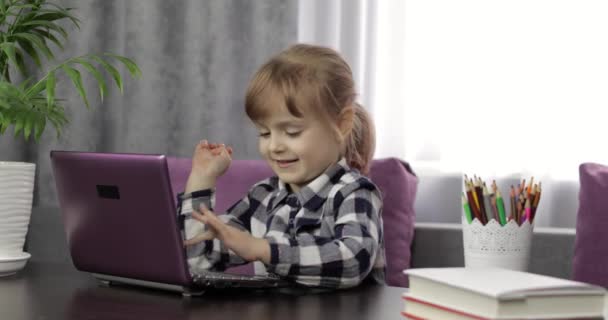 Meisje doet online lessen met behulp van digitale laptop computer. Afstandsonderwijs — Stockvideo