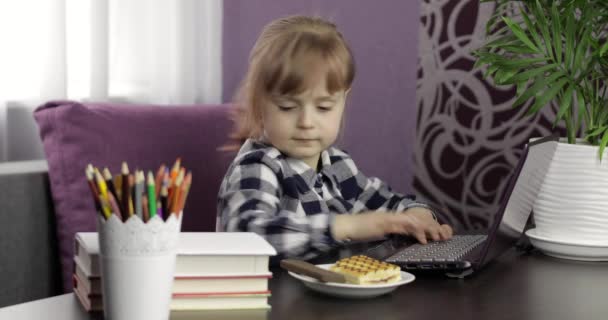 Fille apprentissage leçons en ligne à l'aide d'un ordinateur portable numérique. Enseignement à distance — Video