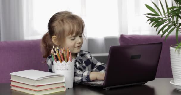 Дівчина вивчає домашнє завдання онлайн за допомогою цифрового комп'ютера для ноутбуків. Дистанційне навчання — стокове відео