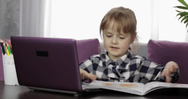 Κορίτσι κάνει μαθήματα στο σπίτι χρησιμοποιώντας ψηφιακό φορητό υπολογιστή. Εκπαίδευση εξ αποστάσεως — Αρχείο Βίντεο