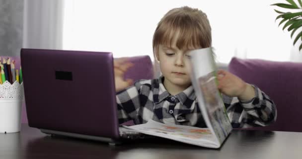 Menina estudando lição de casa on-line usando computador portátil digital. Ensino à distância — Vídeo de Stock