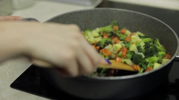 Mezclar las verduras frescas en la sartén. Zanahorias hirviendo, coliflor, brócoli — Vídeo de stock