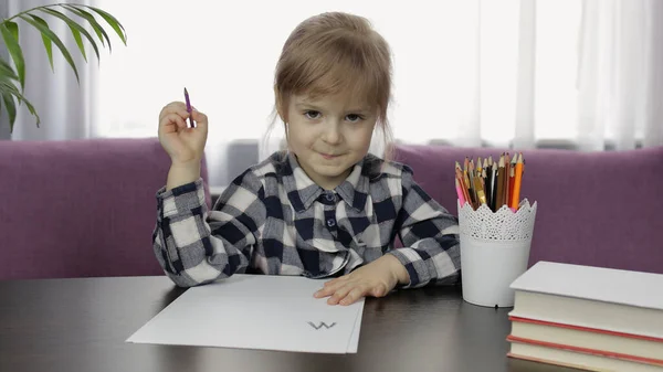 Милая девочка изучает рисунок карандашом дома. Дистанционное образование — стоковое фото