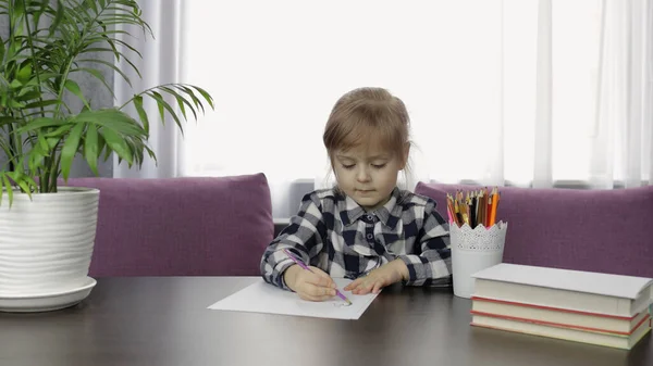 Cute child girl studying drawing picture with pencil at home. Distance education — Stock Photo, Image