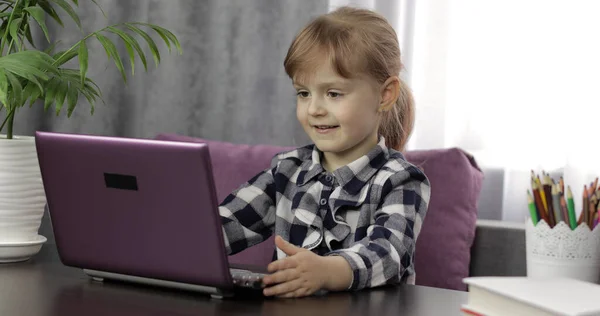 Menina estudando lição de casa on-line usando computador portátil digital. Ensino à distância — Fotografia de Stock