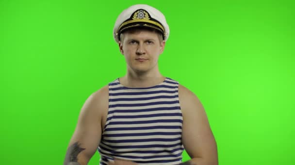 Joven marinero brazos cruzados, mirando a la cámara. Hombre marino en chaleco de marineros — Vídeo de stock
