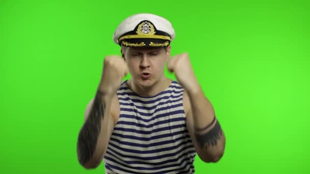 Jovem marinheiro está com raiva e mostra luta punho. Marinheiro em colete de marinheiros — Vídeo de Stock