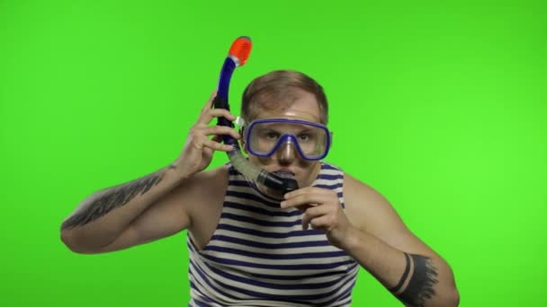 Emotionele man toerist in onderwater masker zwaaiende handen, gestreepte matroos shirt — Stockvideo