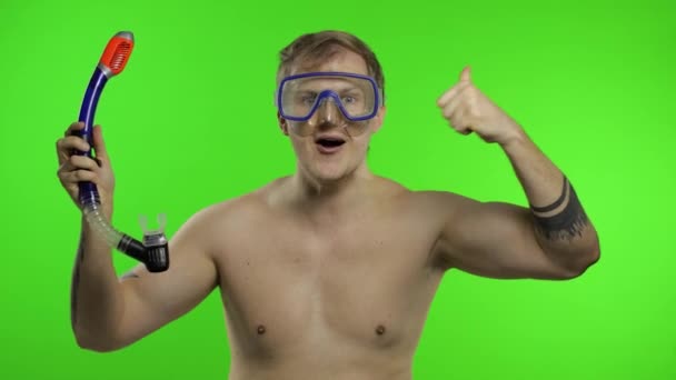 Emotional shirtless man tourist in underwater mask on chroma key background — Stock Video