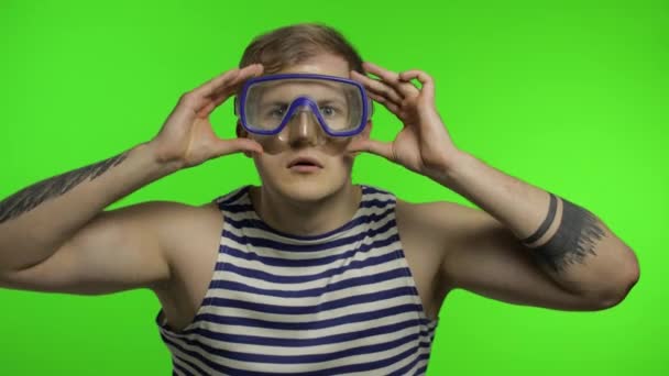 Emocional turista hombre en máscara submarina, camisa marinera a rayas en croma key — Vídeo de stock
