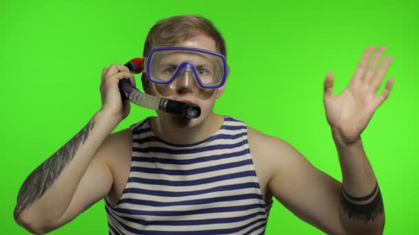Эмоциональный турист в подводной маске размахивая руками, в полосатой матросской рубашке — стоковое видео