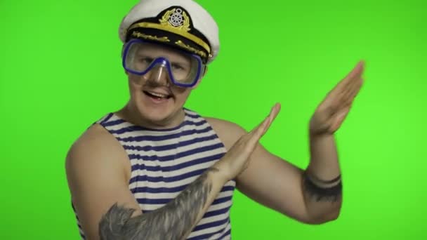 Emotionele man toerist in onderwater masker, gestreepte matroos shirt dansen viert — Stockvideo