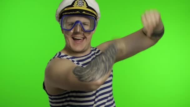 Эмоциональный человек турист в подводной маске, полосатые танцы матросов рубашки празднует — стоковое видео