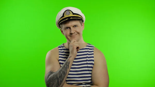 Genç denizci düşünüyor ve kameraya bakıyor. Denizci yeleği giyen denizci. — Stok fotoğraf