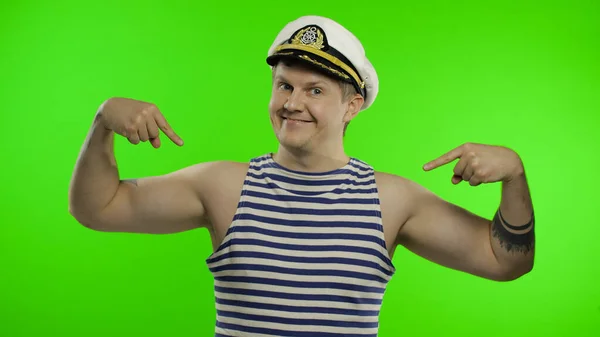 A fiatal tengerész büszkén és boldogan mutogat magára. Tengerész srác. — Stock Fotó
