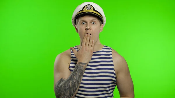 Jovem marinheiro expressa choque, parece surpreso. Marinheiro em colete de marinheiros — Fotografia de Stock