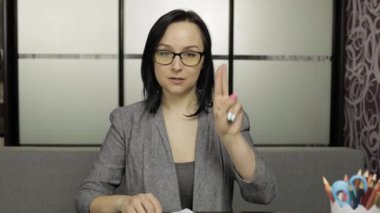 Kadın öğretmen video görüşmesi yapıyor. Evde çocuk sınıfıyla uzaktan eğitim