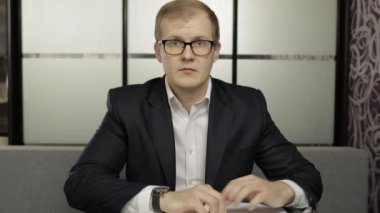 Erkek öğretmen video görüşmesi yapıyor. Evden çocuk sınıfıyla uzaktan eğitim