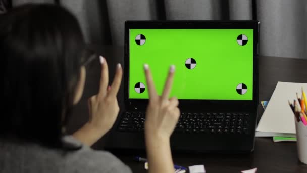 女性教師作るオンライン距離教育ビデオ通話ノートパソコンの緑の画面 — ストック動画