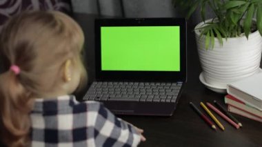 Evde online ders sırasında çocuklara uzaktan eğitim veriyorlarmış. Yeşil Ekran