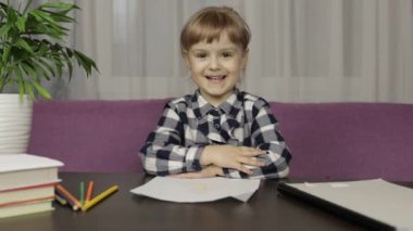 Çocuklar evde uzaktan eğitim kursu alırken video çekiyor. Web kamerası görünümü