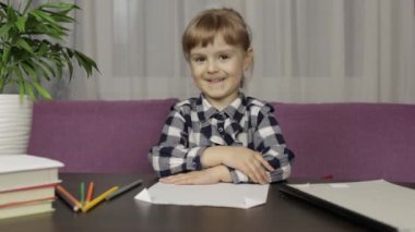 Çocuklar evde uzaktan eğitim kursu alırken video çekiyor. Web kamerası görünümü