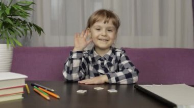 Çocuklar evde uzaktan eğitim kursu alırken video çekiyor. Web kamerası görünümü
