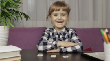 Çocuklar evde uzaktan eğitim kursu alırken video çekiyor. Web kamerası görünümü
