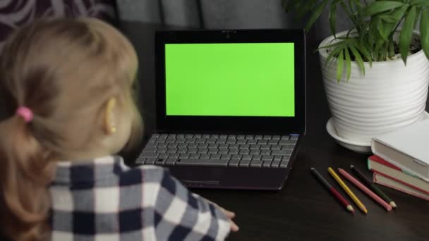 La educación a distancia de los niños en el ordenador portátil durante la clase en línea en casa. Pantalla verde — Vídeos de Stock