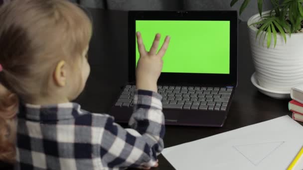 Lição de educação à distância menina, usando laptop digital em casa. Tela verde — Vídeo de Stock