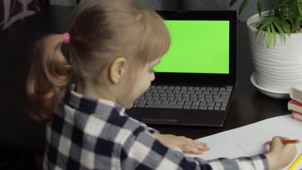 Kinder lernen während des Online-Unterrichts zu Hause am Laptop. Grüner Bildschirm — Stockvideo