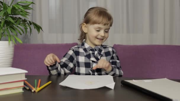 Dzieci dzwoniące wideo robiące lekcje kształcenia na odległość w domu. Widok kamery internetowej — Wideo stockowe