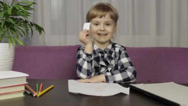 Дети, совершающие видеозвонки, проводят уроки дистанционного обучения на дому. Вид с веб-камеры — стоковое видео