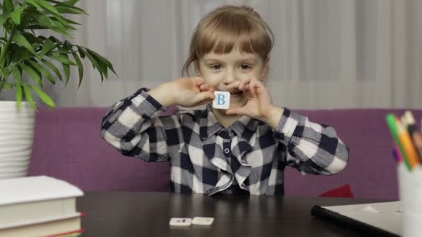 Dzieci dzwoniące wideo robiące lekcje kształcenia na odległość w domu. Widok kamery internetowej — Wideo stockowe