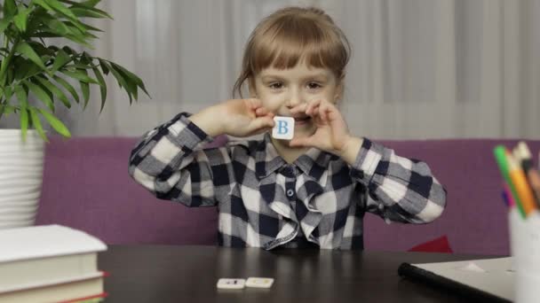 Niños haciendo videollamadas haciendo clases de educación a distancia en casa. Vista de cámara web — Vídeo de stock