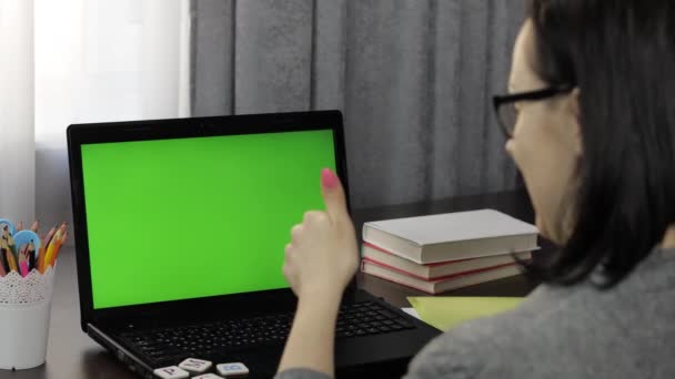 Insegnante donna che fa videochiamata online di istruzione a distanza sullo schermo verde del computer portatile — Video Stock