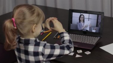 Dizüstü bilgisayarla çocuklara uzaktan eğitim. Evde kadın öğretmenle çevrimiçi ders.