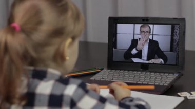 Dizüstü bilgisayarda çocuk uzaktan eğitim programı. Evde öğretmenle çevrimiçi ders.