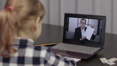 Dizüstü bilgisayarda çocuk uzaktan eğitim programı. Evde öğretmenle çevrimiçi ders.