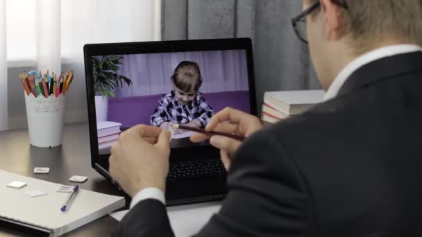 Hombre maestro hace videollamada en el ordenador portátil con los niños alumno. Educación a distancia — Vídeo de stock