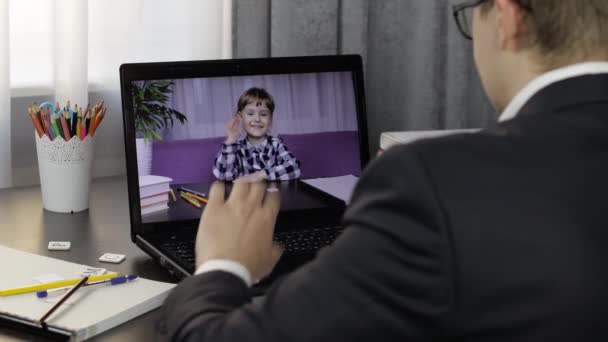 Professeur homme faisant appel vidéo sur ordinateur portable avec un petit élève. Enseignement à distance — Video