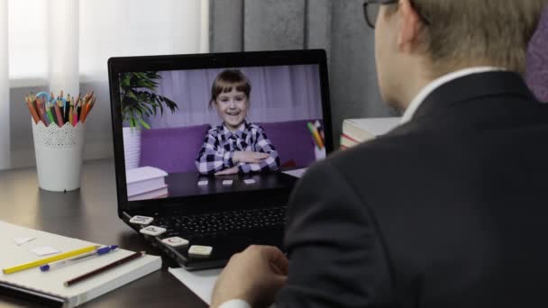 Homem professor faz videochamada no laptop com crianças aluno. Ensino à distância — Vídeo de Stock