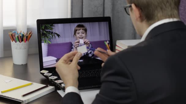 Homme enseignant fait appel vidéo sur ordinateur portable avec des enfants élève. Enseignement à distance — Video