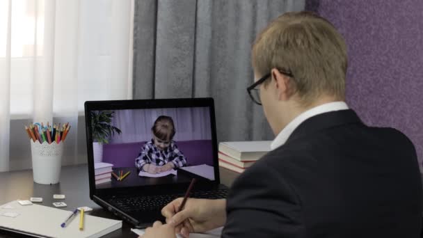 Guru Man membuat panggilan video di laptop dengan murid anak-anak. Pendidikan jarak jauh — Stok Video
