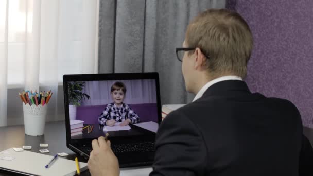 A férfi tanár videóhívást kezdeményez laptopon gyerekekkel. Távolsági oktatás — Stock videók