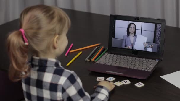 Edukacja na odległość dzieci na laptopie. Lekcja online w domu z nauczycielką — Wideo stockowe