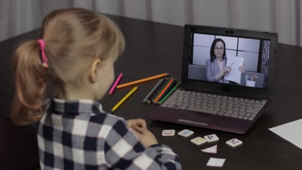 Lección de la educación a distancia de la muchacha con la maestra, usando el ordenador portátil digital en casa — Vídeos de Stock