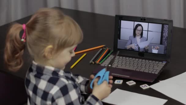 Dívka distanční vzdělávání lekce s učitelkou, pomocí digitálního notebooku doma — Stock video