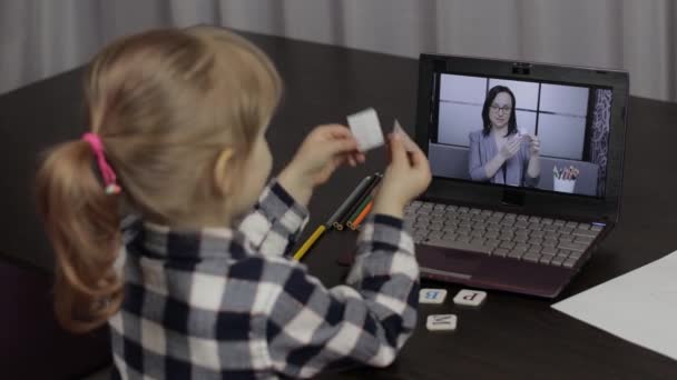 Crianças educação à distância no laptop. Lição on-line em casa com a professora — Vídeo de Stock